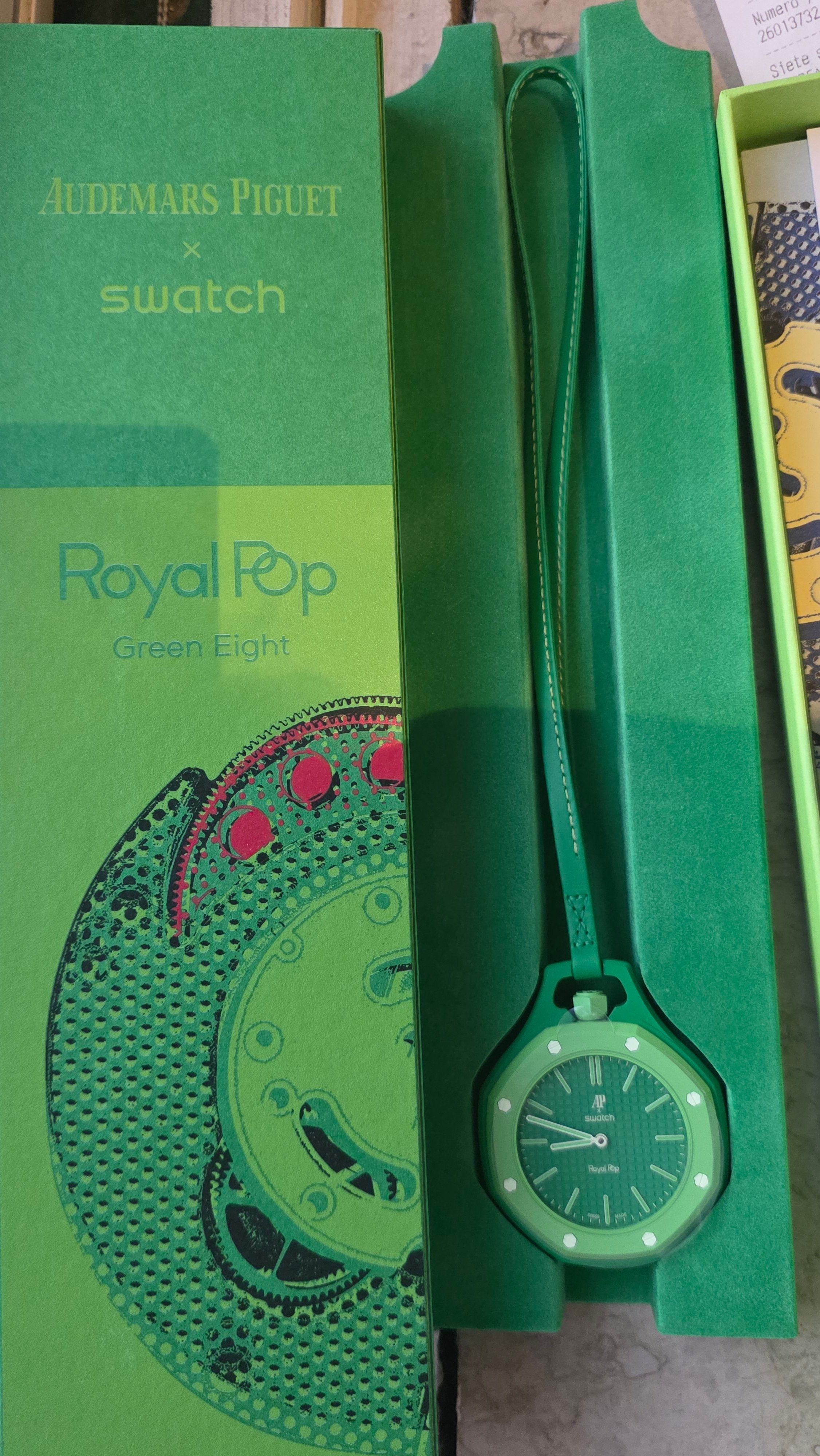 Swatch Royal Pop — foto