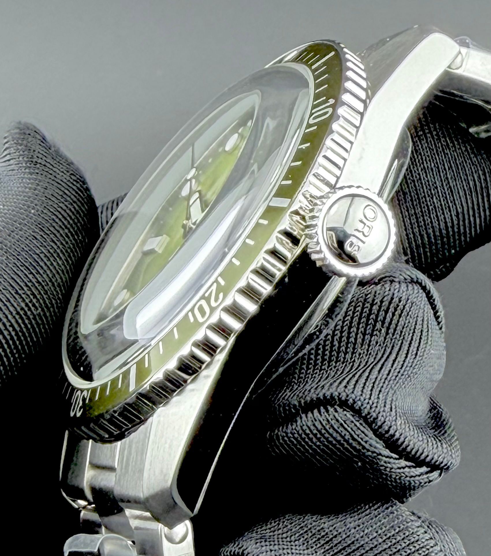 Oris Diver Sixty-Five Date Waldemburg Forest — foto
