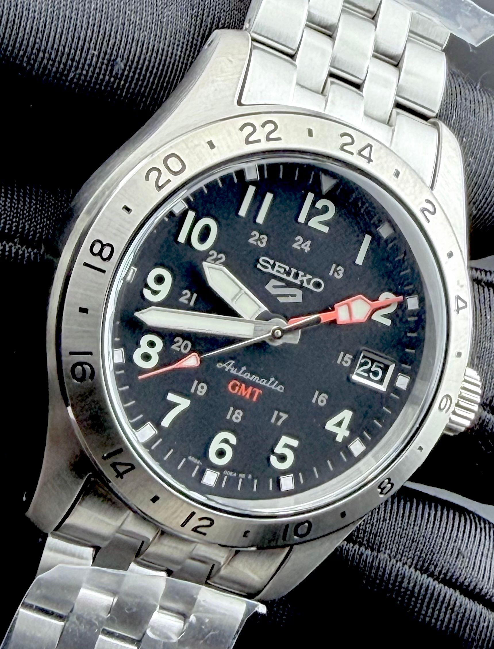 Seiko 5 Sports “Explorer” GMT — foto