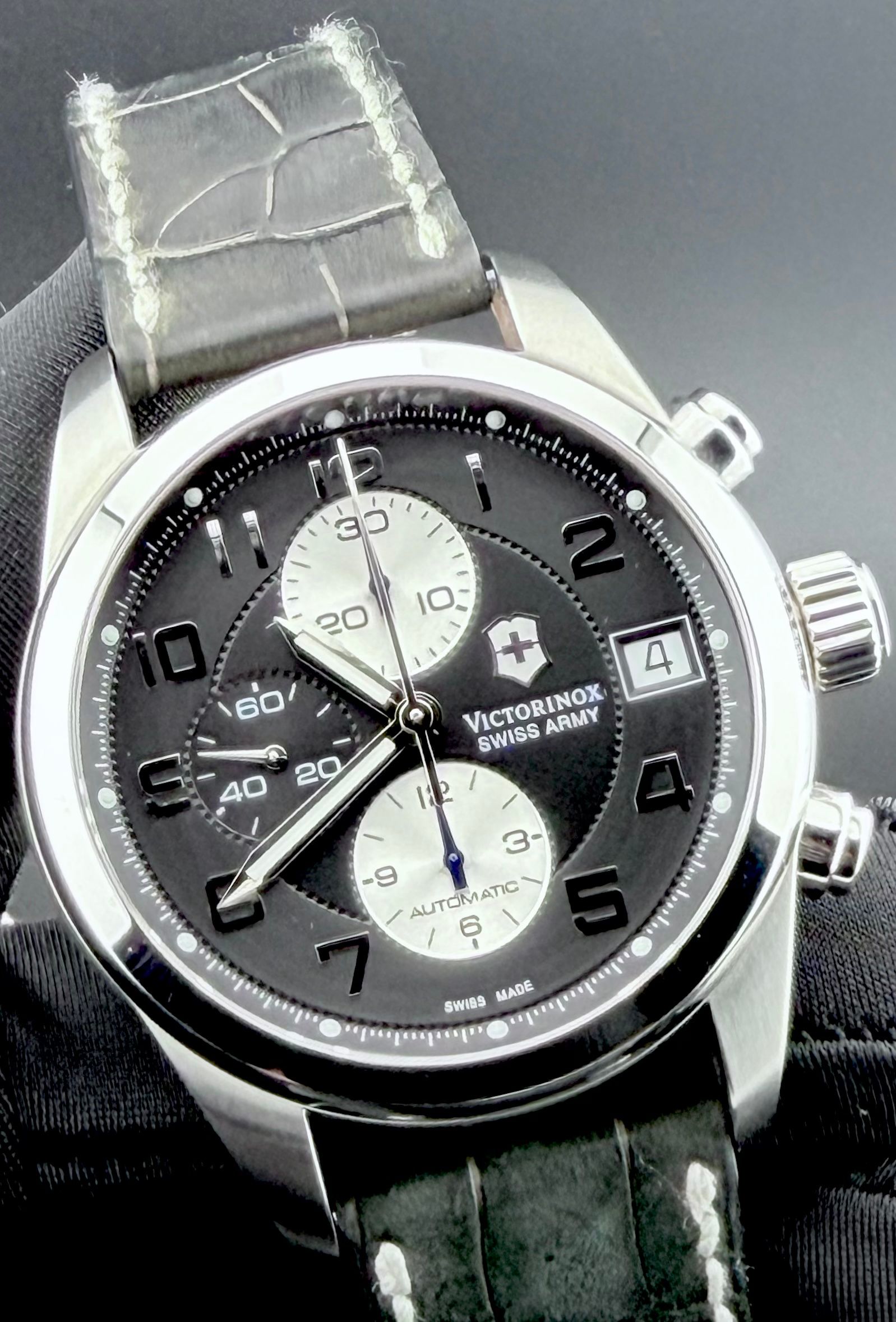 Victorinox Ambassador XL Limited Edition Automatic Chronograph — foto