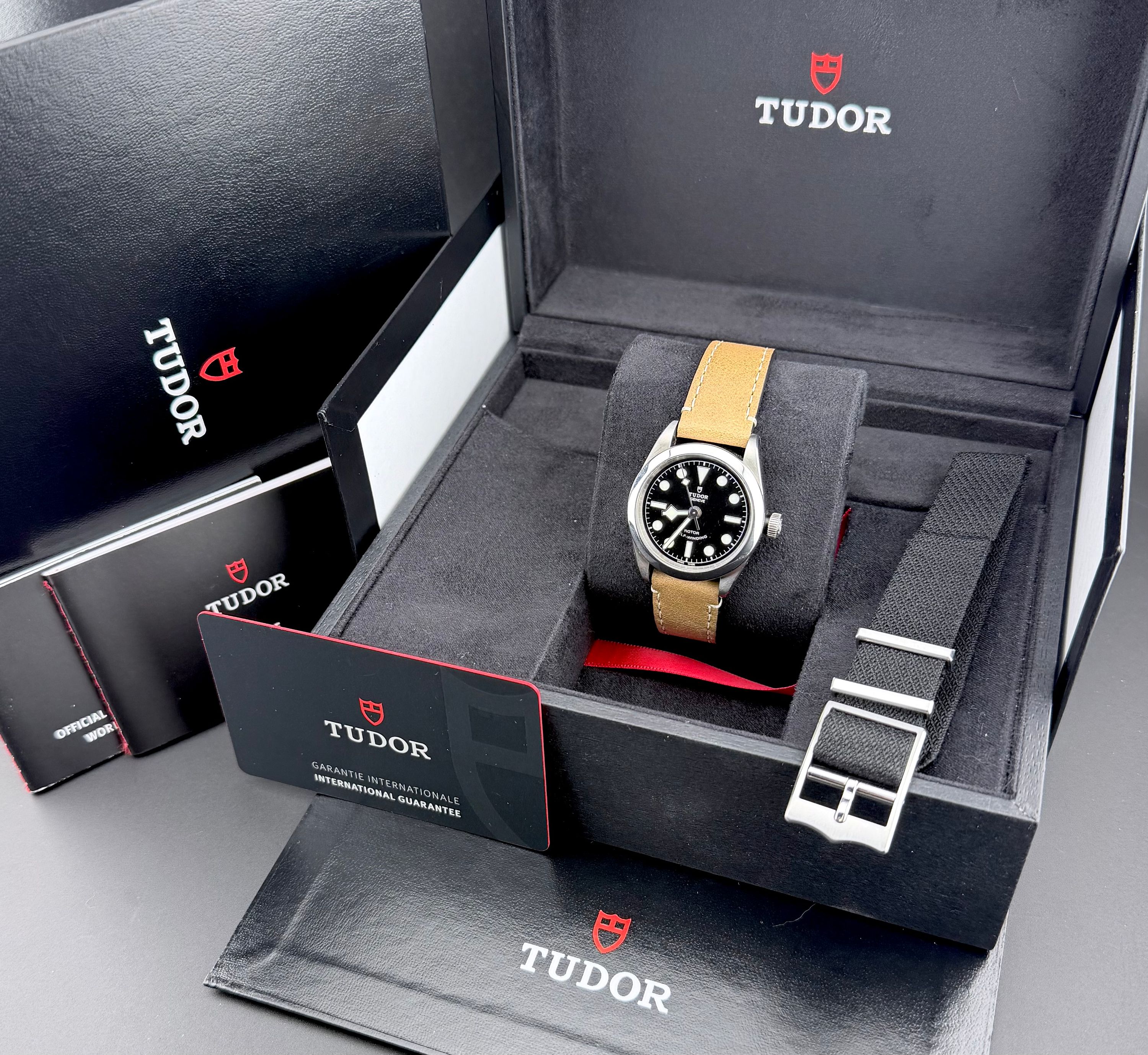 Tudor Black Bay 32 — foto