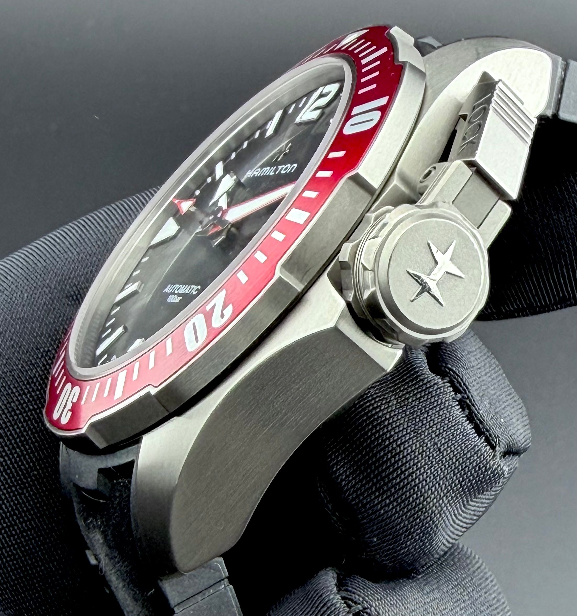 Hamilton Khaki Navy Frogman Titanium Auto — foto